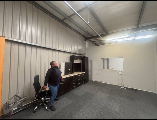 550M² WAREHOUSE TO LET IN STIKLAND INDUSTRIAL